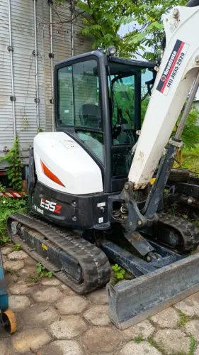 MINIESCAVADEIRA HIDRAÚLICA DE ESTEIRA BOBCAT E35 3,3T
