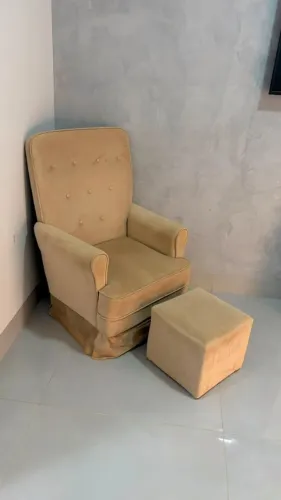 Poltrona de amamentação com puff