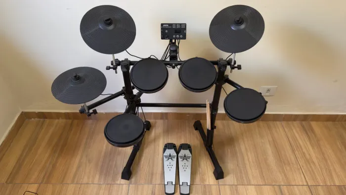 Bateria eletrônica Aroma TDX-15 (pouquíssimo usada)