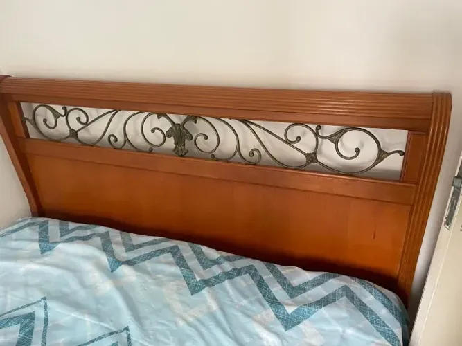 CAMA DE CASAL QUEEN DE MADEIRA