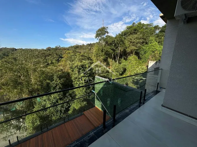 Casa de Alto Padrão Recém-Reformada | 3 Suítes | Piscina | Pronta para Morar Moderna, eleg