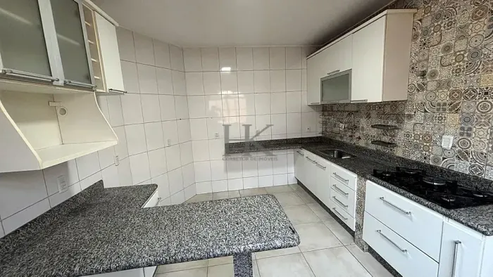 Casa térrea residencial / comercial. 4 quartos. Nascente. Porcelanato.