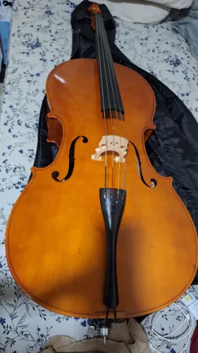 Violoncelo semi novo porém altamente conservado, para iniciante