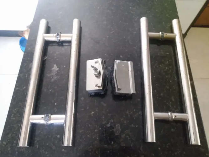 Puxador com fecho para porta