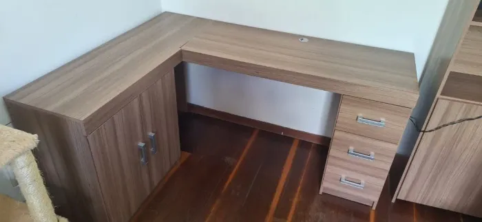 Mesa Escrivaninha em L para Escritório / Home Office (com Gaveteiro e Armário)