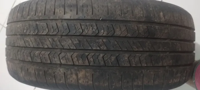 Pneu 235/55 18 pra desapegar $250