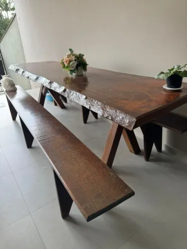 MESA MADEIRA MACIÇA RÚSTICA COM DOIS BANCOS DE MADEIRA