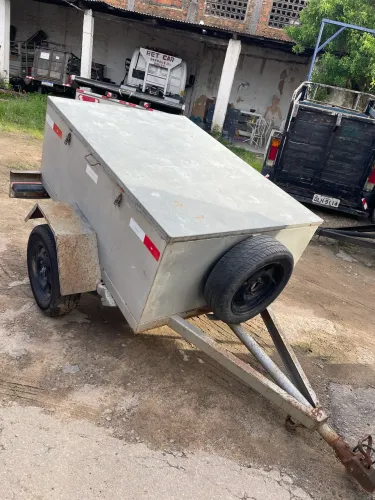Vende-se carroça báu