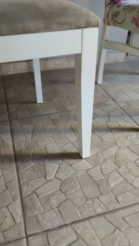 Estou vendendo uma mesa e cadeiras.