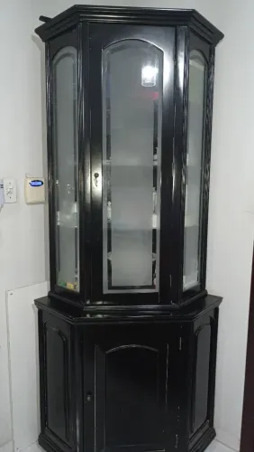 Cristaleira Retrô em madeira laqueada e vidros jateados 