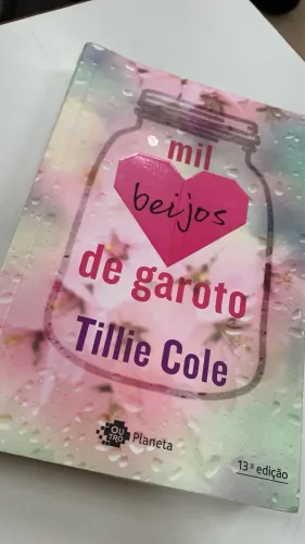 Livro Mil Beijos De Garoto - Tillie Cole ( Sucesso do TikTok)