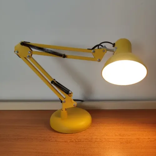 luminária pixar articulada amarela - abajur de mesa c/base e garra
