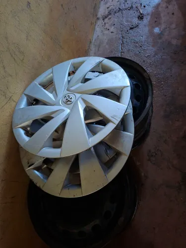 Jogo de rodas toyota aro 14 com calotas e parafusos. 