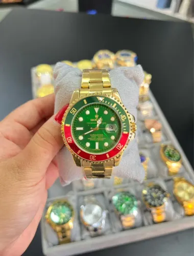 Relógio Submariner dourado