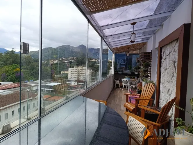 Cobertura Reformada com Varandão Gourmet e Vaga - Centro Histórico de Petrópolis!