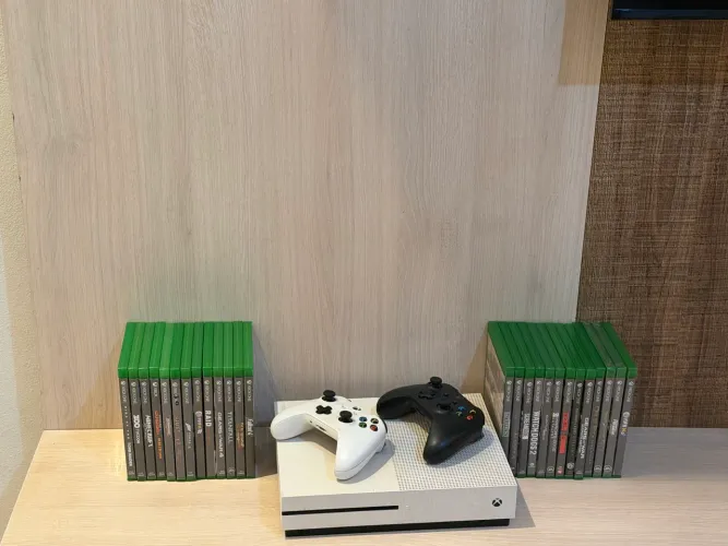Xbox one s + 2 controles + 26 jogos em mídia fisica