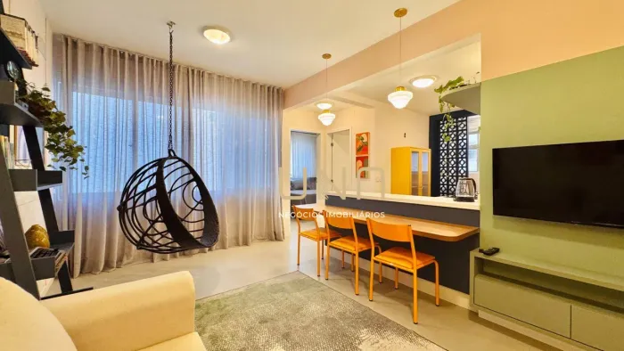 Apartamento totalmente reformado na Av. Hercílio Luz  Centro de Florianópolis, com elevado