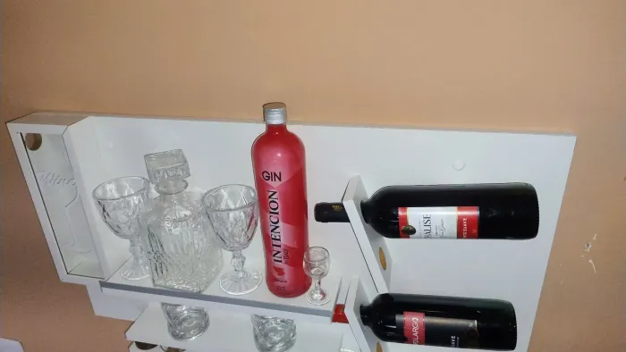 Bar de parede novo lindo, moderno e pronto para usar.