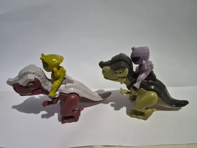 2 tiranossauro kinder ovo 
