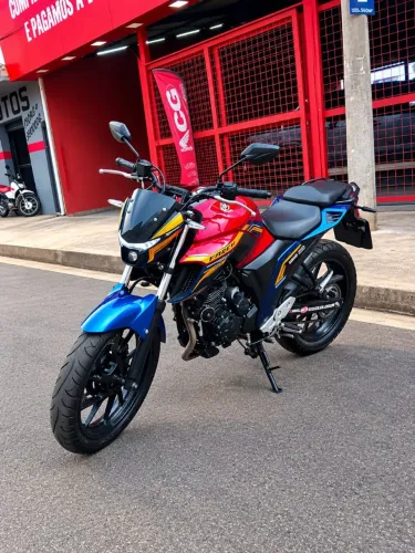 YAMAHA FAZER 250 CAPITÃ MARVEL