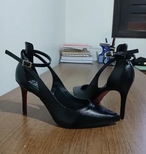 Scarpin com sola vermelha tam 36