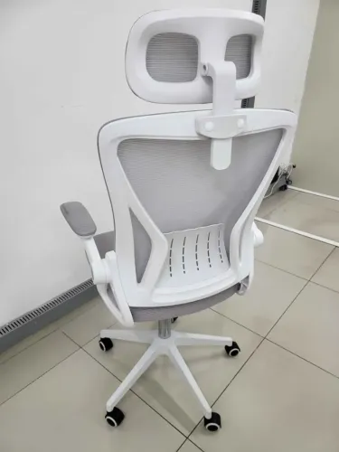 Cadeira Ergonômica Branca e Cinza Mesh com Apoio de Cabeça