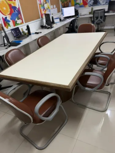 Vendo mesa de reunião medido 220m por 110m 