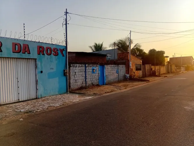 VENDE-SE UM TERRENO COM 2 IMÓVEIS