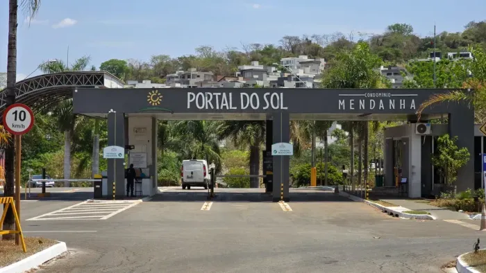Lote no condomínio á venda com 482 metros quadrados- Condomínio Portal do Sol Mendanha