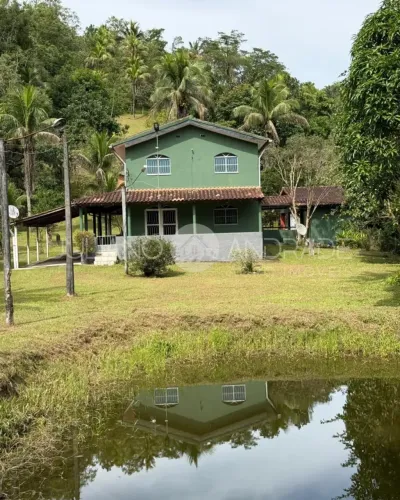 SÍTIO COM 30.000m², PISCINA E RIACHO A 700M DO ASFALTO EM GUAPIAÇU/RJ