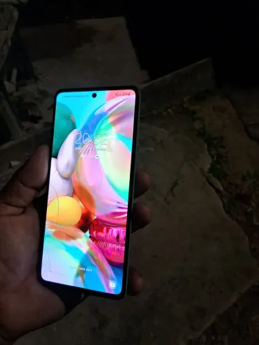 Vendo esse A71. Trincado mas pegando tudo normal. 128.gigas. só respondo zap *..