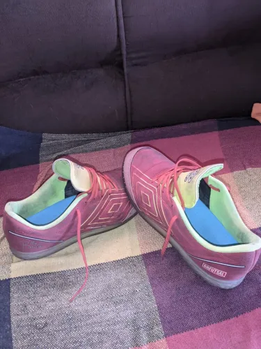 Futsal da Umbro no tamanho 42 em perfeito estado, e estou querendo vender logo 160 reais 