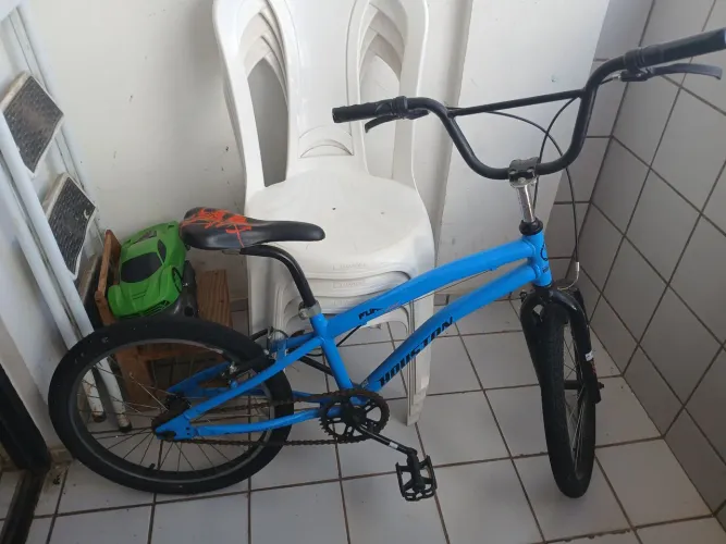 bicicleta azul preço de loja reais 750. Usada reais 300
