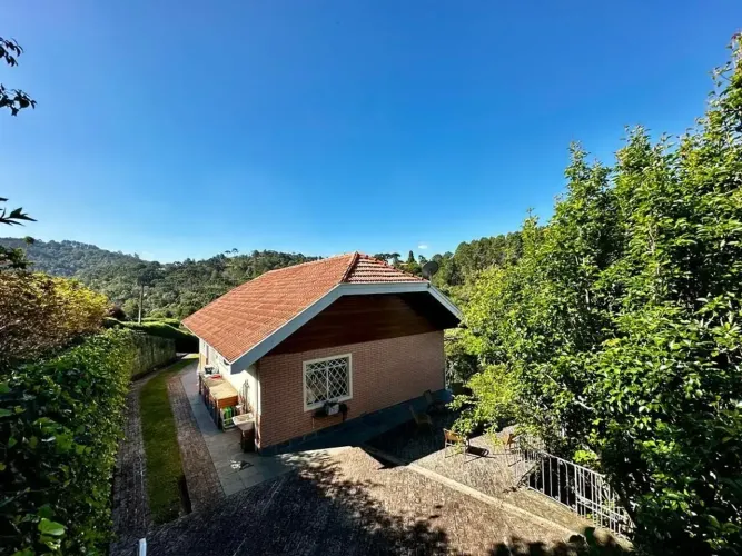 Venda ou Locação- Viva no Paraíso Sobrado em Condomínio no Vale Encantado- Campos do Jord