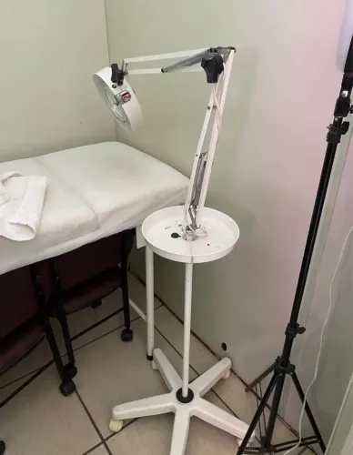 Lupa com Luz de LED em Pedestal - Profissional