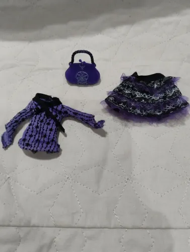 Roupa e bolsa boneca Monsters Twyla