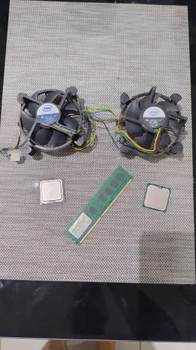 Vendo 2 processadores, 2 cooler e 1 memória.