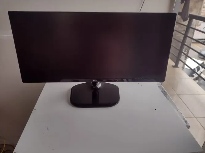 Monitor LG 25 polegadas funcionando