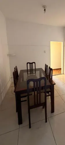 Mesa de vidro em mogno