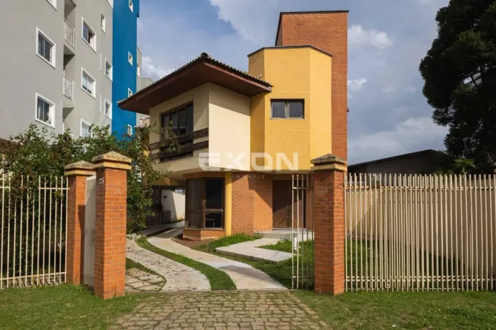 Linda Casa 214 m², Face Norte e 8 Vagas de Garagem