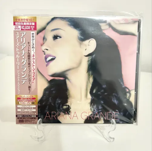 CD + DVD Ariana Grande Yours Truly Japonês
