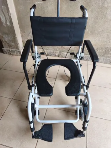 Cadeira de rodas pra banho 