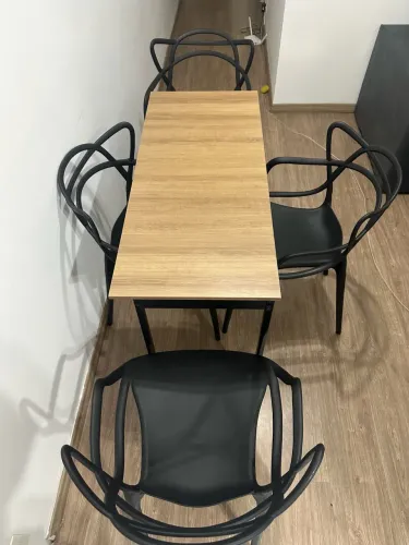 Mesa com 4 cadeiras 1 mês de uso