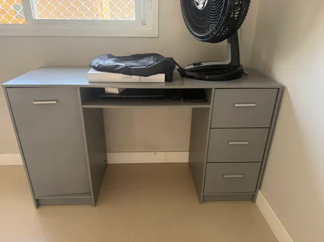 Escrivaninha 3 Gavetas 1 Porta