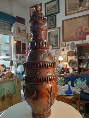 Garrafa esculpida no de pinho