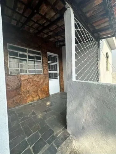 ALUGA-SE CASA - BAIRRO MANTIQUEIRA