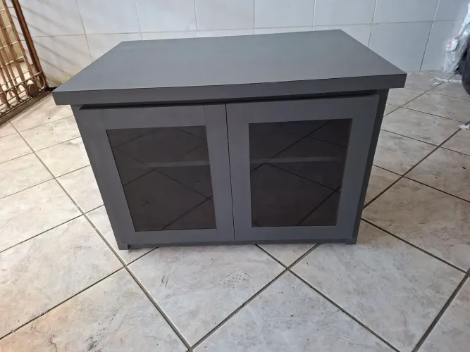 Rack em madeira com portas de vidro