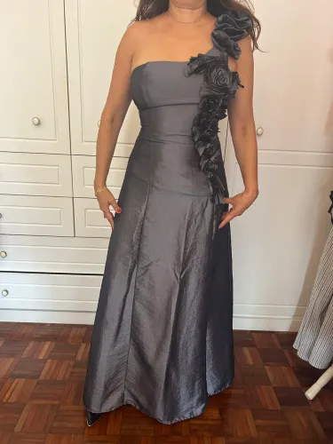 Vestido de festa em tafetá de seda grafite com estola