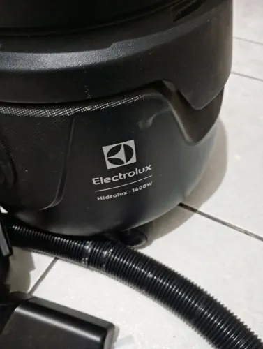 Aspirador de pó Eletrolux muito bom em estado de novo só a mangueira de aspirar q resse