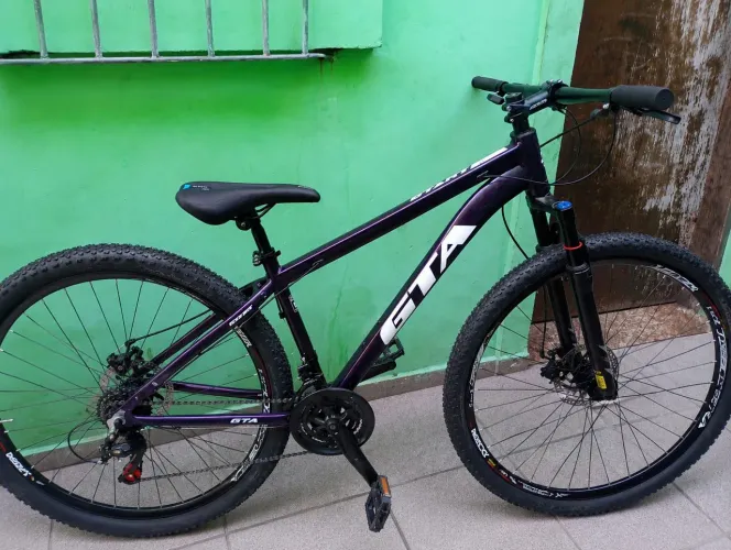 Bicicleta GTA roxa 